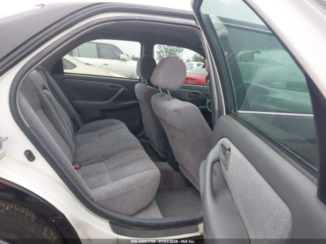 Toyota Camry Le Image 4