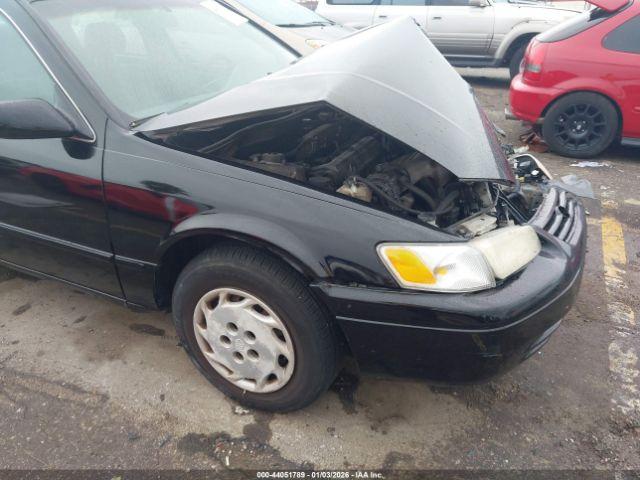 Toyota Camry Le Image 9