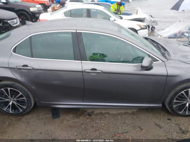 Toyota Camry Se Image 11