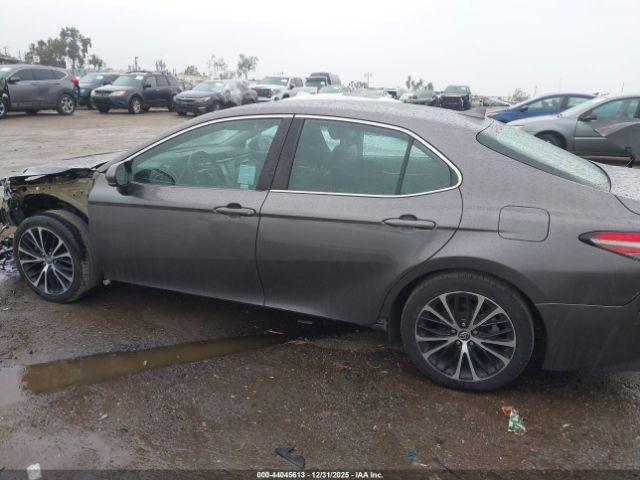 Toyota Camry Se Image 12