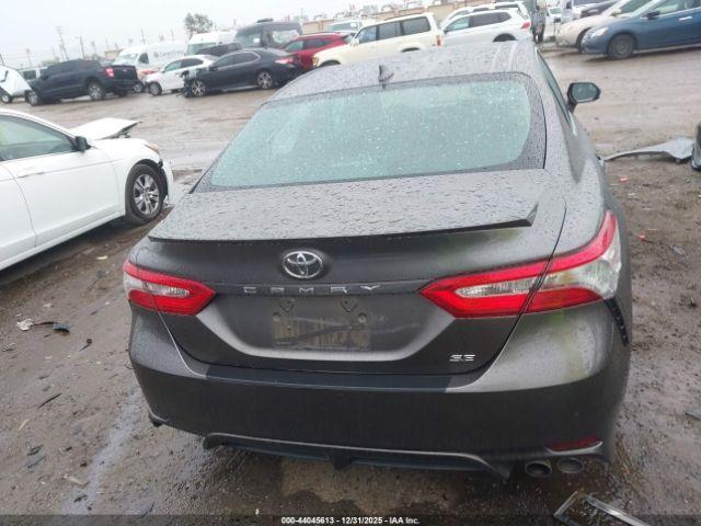 Toyota Camry Se Image 13