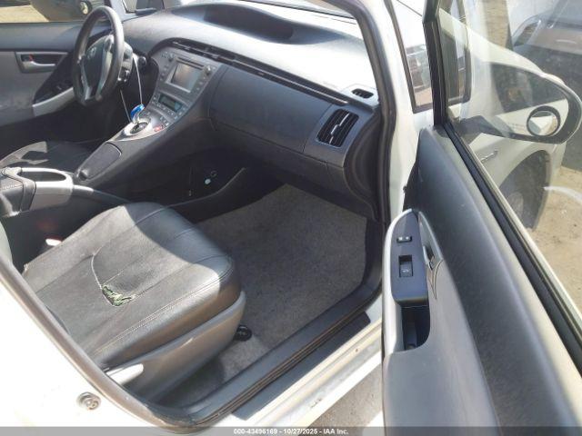 Toyota Prius Two Image 8