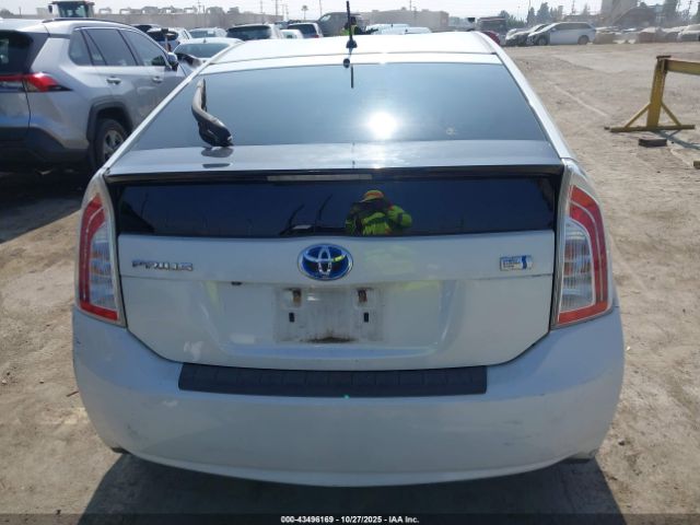 Toyota Prius Two Image 16