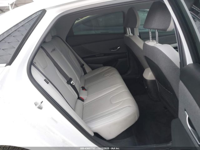 Hyundai ELANTRA Limited Image 17