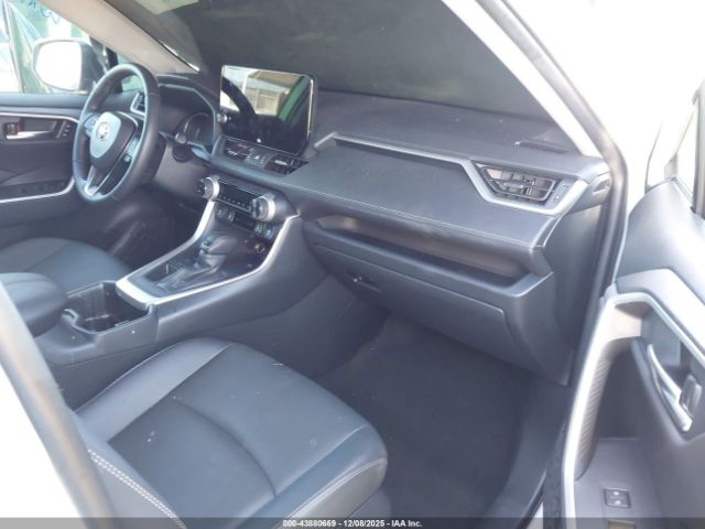 Toyota RAV4 Xle Premium Image 6