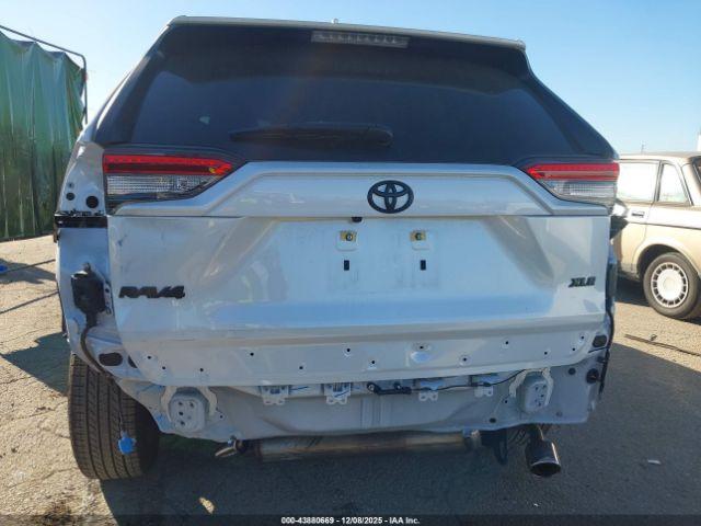 Toyota RAV4 Xle Premium Image 8