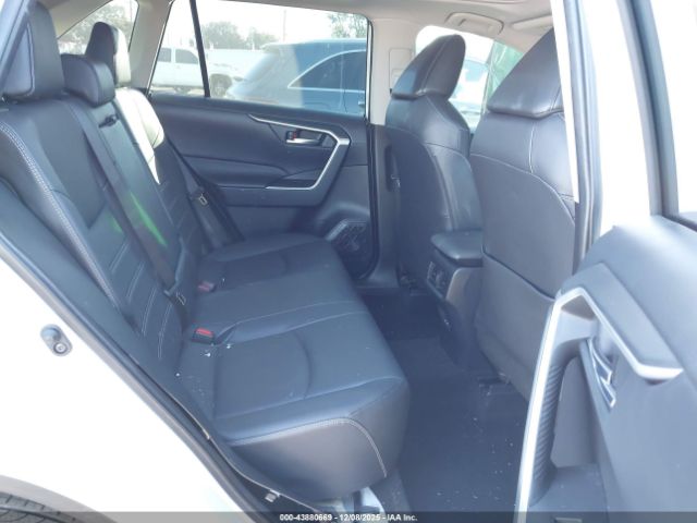 Toyota RAV4 Xle Premium Image 7