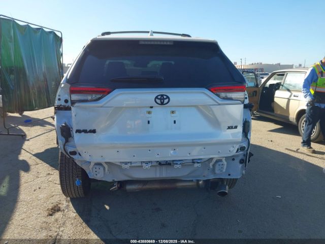 Toyota RAV4 Xle Premium Image 16