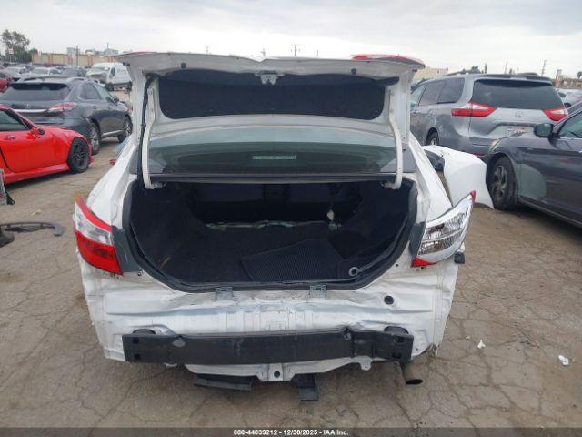 Toyota Corolla L Image 3