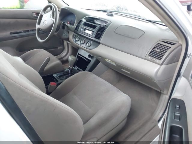 Toyota Camry Le Image 10