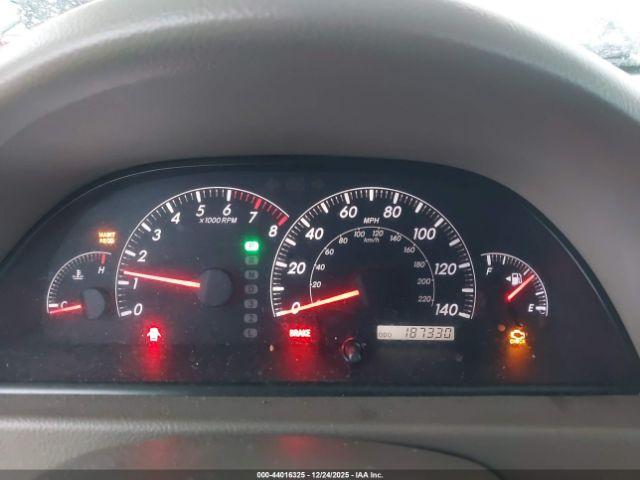 Toyota Camry Le Image 13