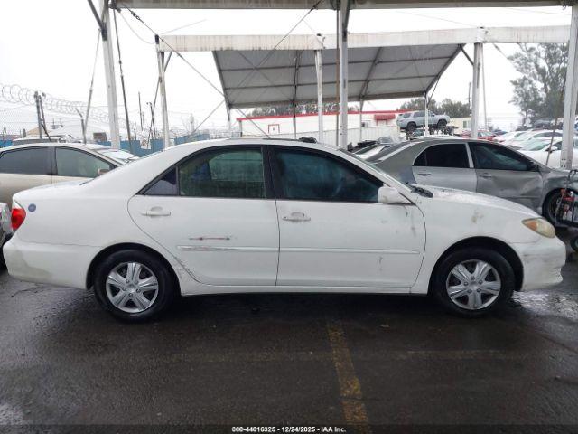 Toyota Camry Le Image 20