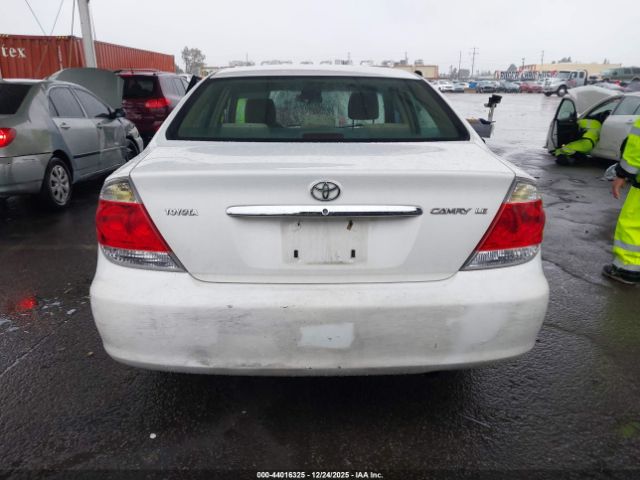Toyota Camry Le Image 7