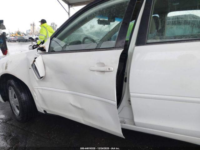 Toyota Camry Le Image 6