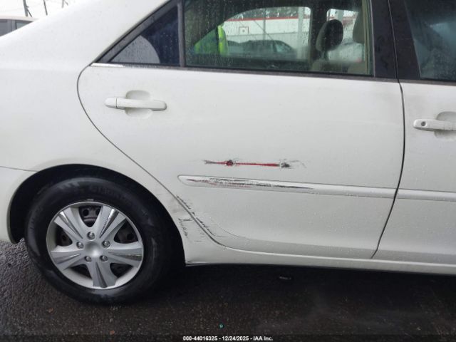 Toyota Camry Le Image 8