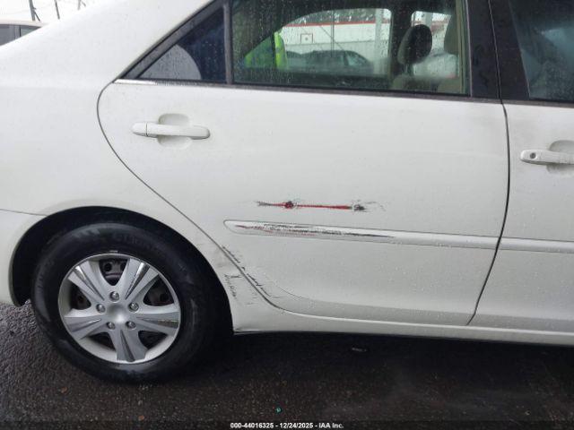 Toyota Camry Le Image 8